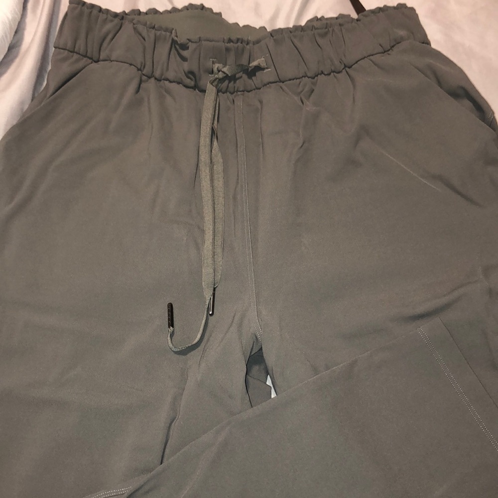 LULULEMON on the move pant 7/8 size 8 green